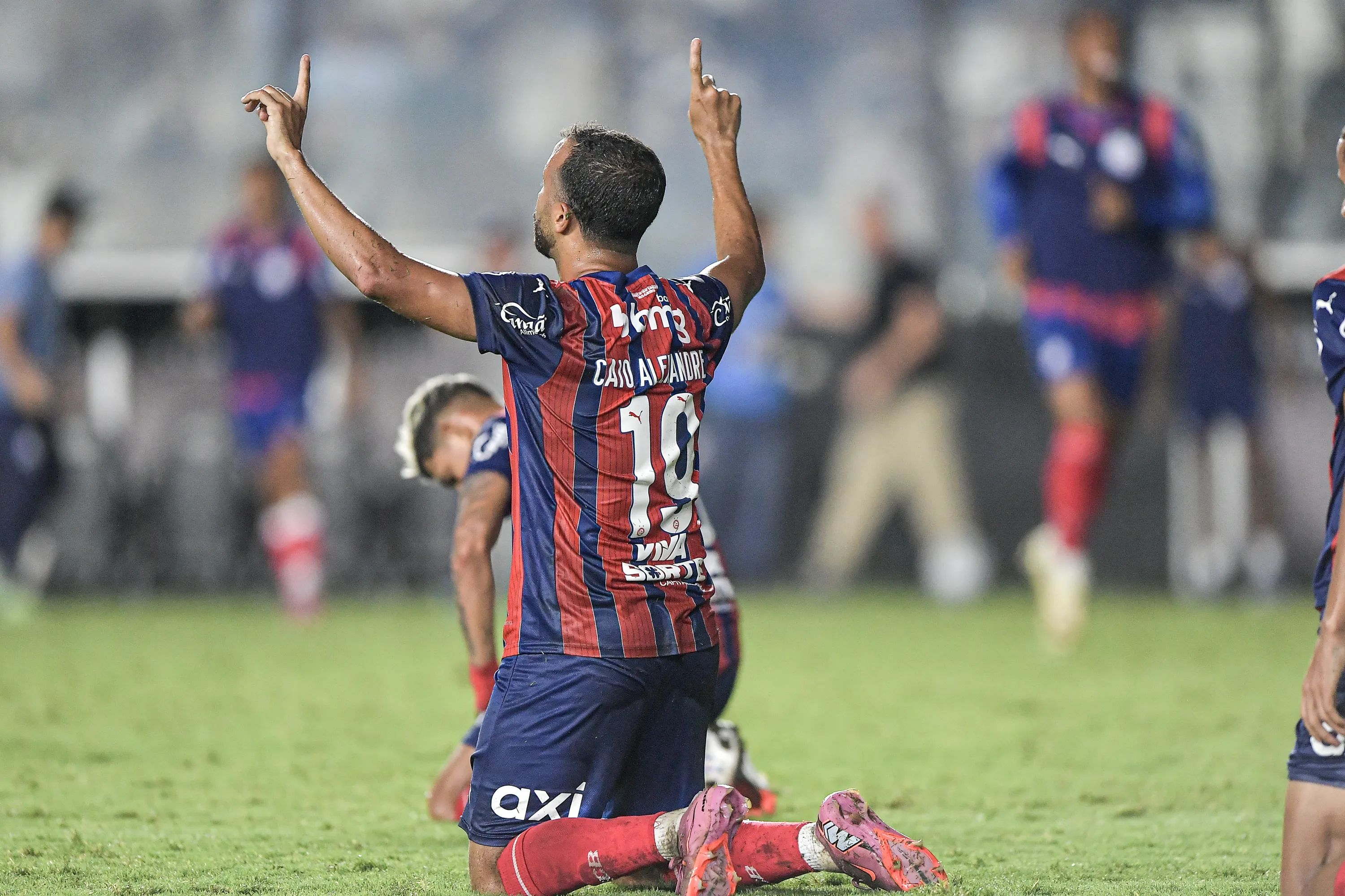 RJ – RIO DE JANEIRO – 11/02/2026 – BRASILEIRO A 2026, VASCO X BAHIA -Caio Alexandre jogador do Bahia comemora vitoria ao final da partida contra o Vasco no estadio Sao Januario pelo campeonato Brasileiro A 2026. Foto: Thiago Ribeiro/AGIF