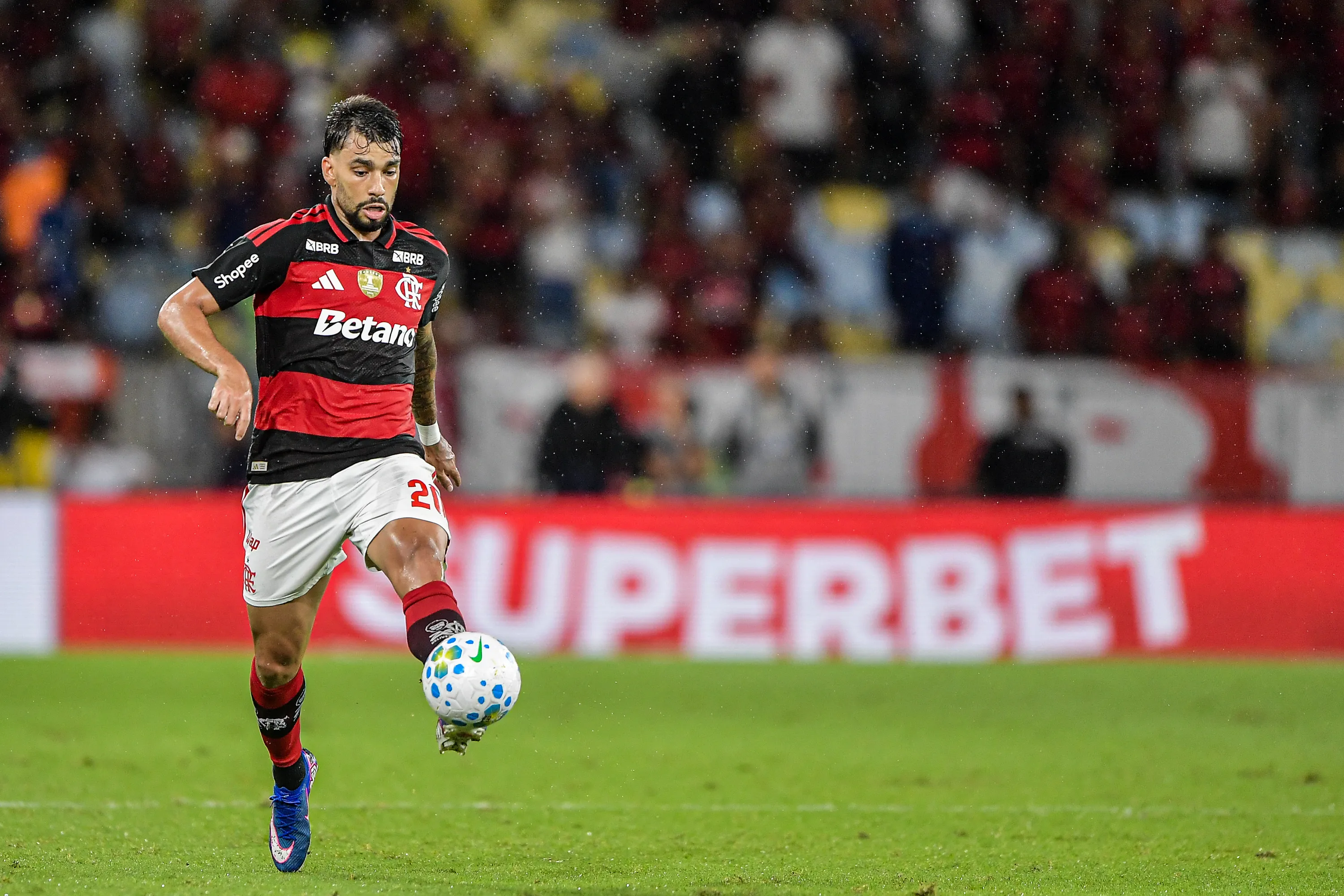 Lucas Paquetá atuando no Flamengo – Foto: Thiago Ribeiro/AGIF