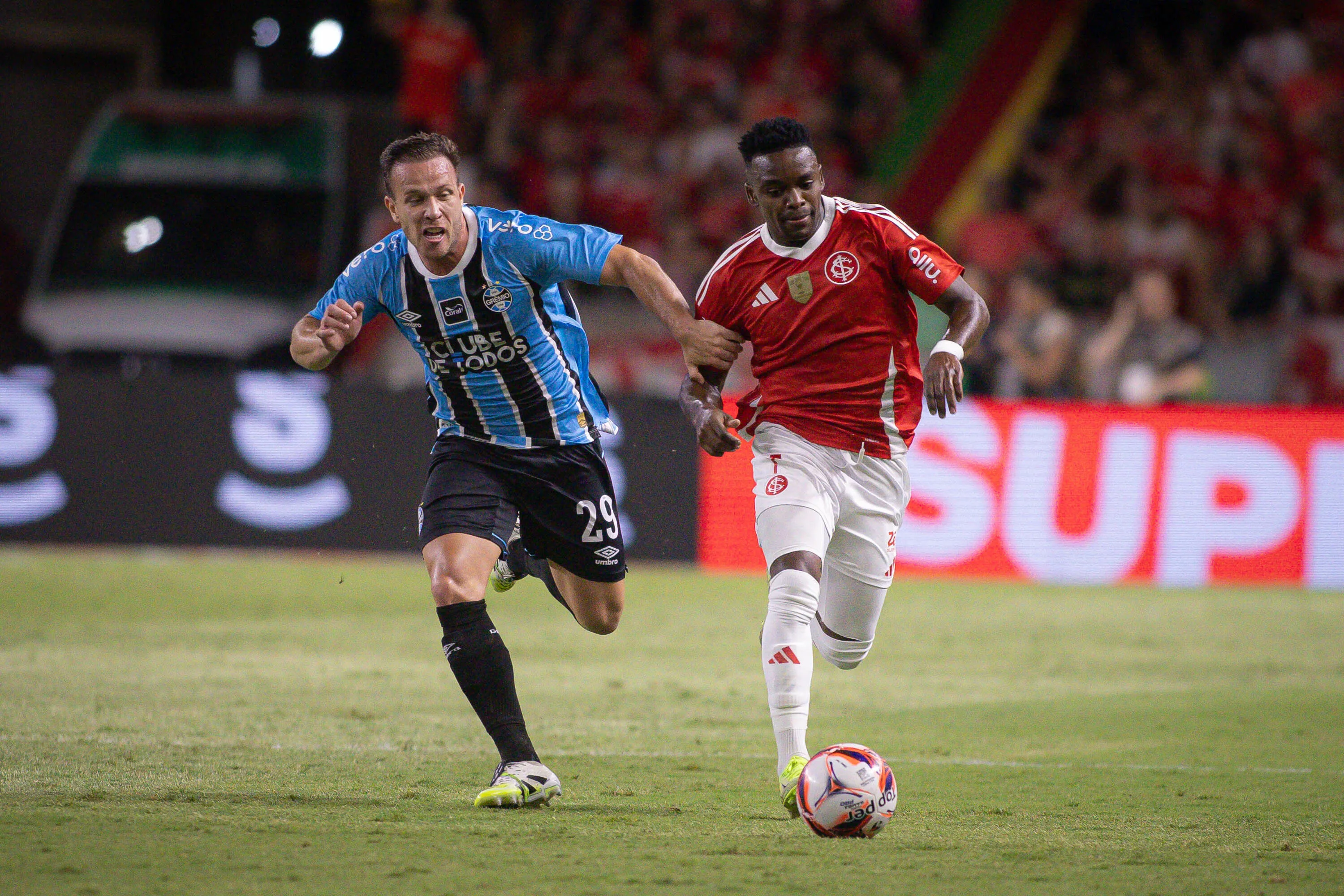 Volante sofreu uma lesão na coxa durante o último Grenal