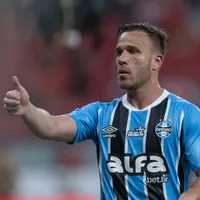 Arthur se recupera de lesão e deve reforçar o Grêmio contra o Vasco