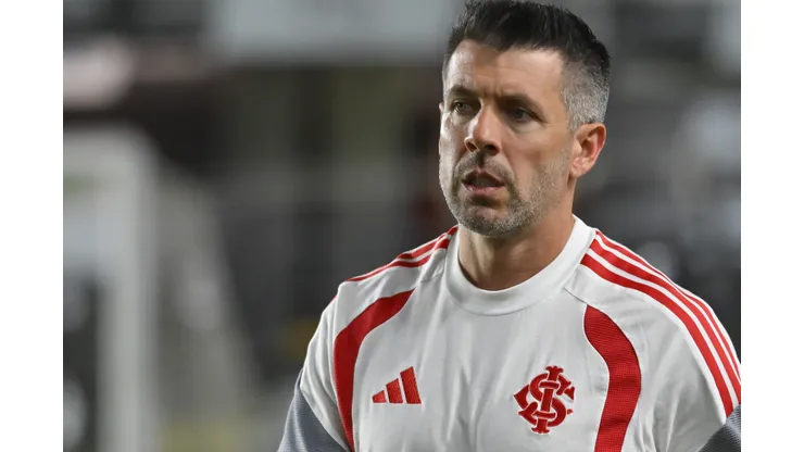 SP - SANTOS - 18/03/2026 - BRASILEIRO A 2026, SANTOS X INTERNACIONAL - Paulo Pezzolano tecnico do Internacional durante partida contra o Santos no estadio Vila Belmiro pelo campeonato Brasileiro A 2026. Foto: Jota Erre/AGIF
