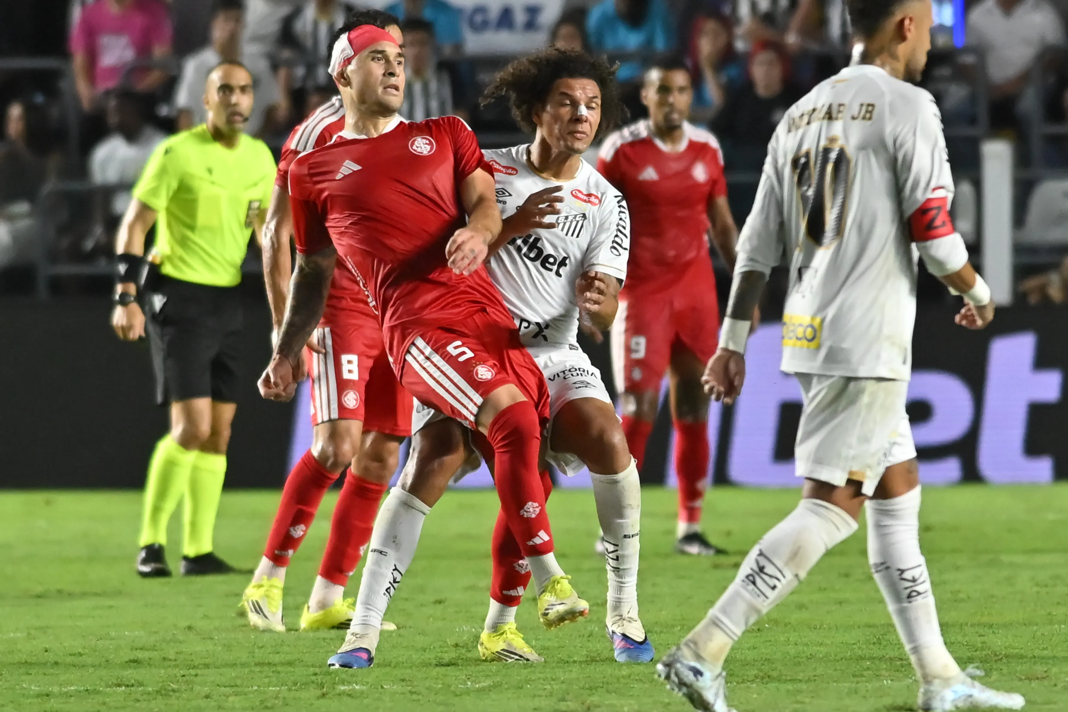 Villagra jogador do Internacional durante partida contra o Santos no estadio Vila Belmiro pelo campeonato Brasileiro A 2026. Foto: Jota Erre/AGIF