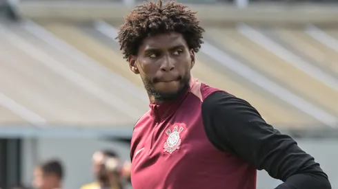 Hugo Souza durante confronto contra o Santos pelo Brasileirão de 2026.