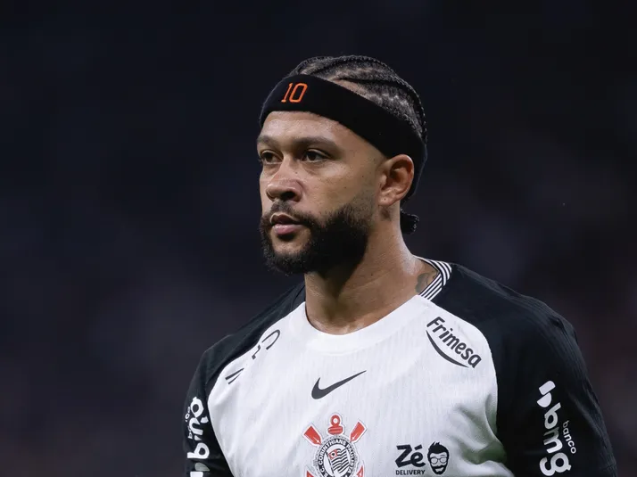 Flamengo monitora Memphis Depay em meio a indefinição no Corinthians