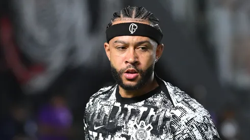 Memphis Depay jogador do Corinthians durante aquecimento antes da partida contra o Bahia no estádio Vila Belmiro pelo campeonato Brasileiro A 2026. Foto: Jota Erre/AGIF