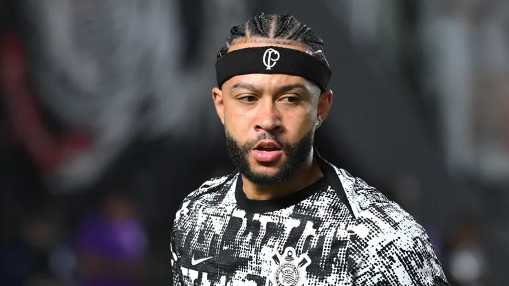 Memphis Depay jogador do Corinthians durante aquecimento antes da partida contra o Bahia no estádio Vila Belmiro pelo campeonato Brasileiro A 2026. Foto: Jota Erre/AGIF