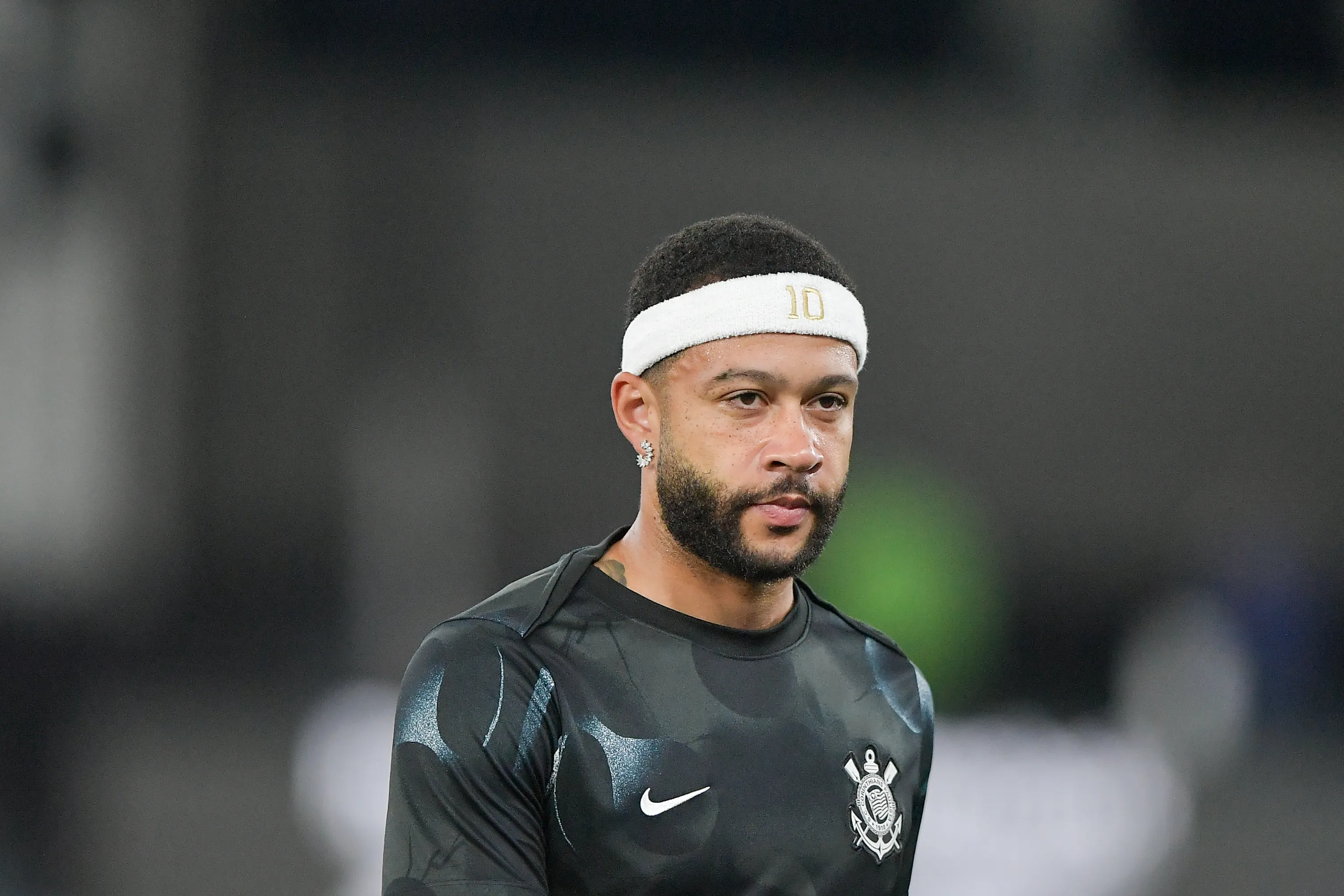 RJ – RIO DE JANEIRO – 26/07/2025 – BRASILEIRO A 2025, BOTAFOGO X CORINTHIANS – Memphis Depay jogador do Corinthians durante aquecimento antes da partida contra o Botafogo no estadio Engenhao pelo campeonato Brasileiro A 2025. Foto: Thiago Ribeiro/AGIF