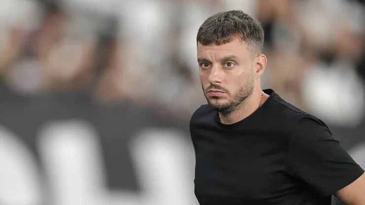 Martín Anselmi técnico do Botafogo durante partida contra o Flamengo no estádio Engenhão pelo campeonato Brasileiro A 2026. Foto: Thiago Ribeiro/AGIF