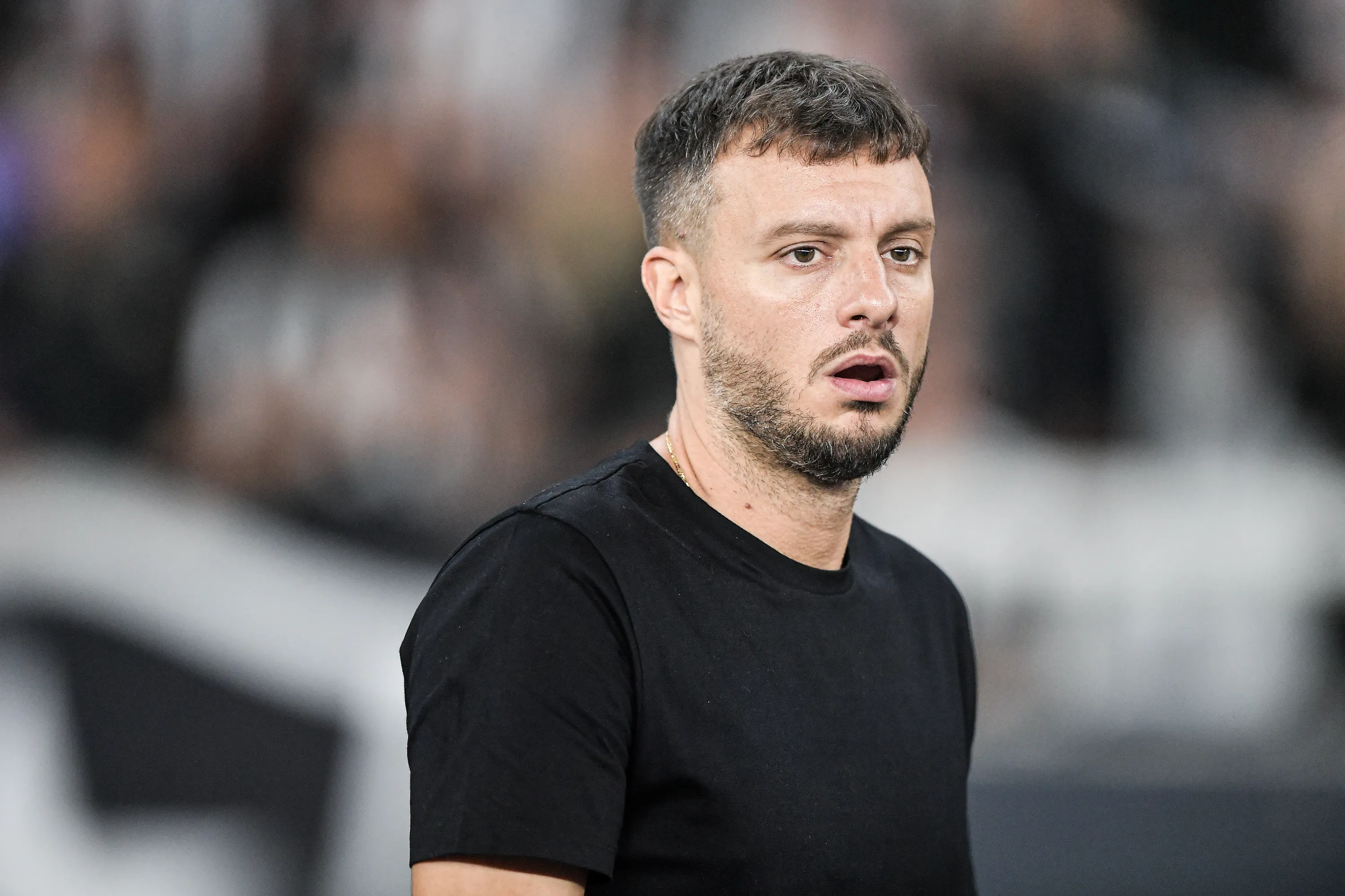 RJ – RIO DE JANEIRO – 14/03/2026 – BRASILEIRO A 2026, BOTAFOGO X FLAMENGO – Martin Anselmi tecnico do Botafogo durante partida contra o Flamengo no estadio Engenhao pelo campeonato Brasileiro A 2026. Foto: Thiago Ribeiro/AGIF