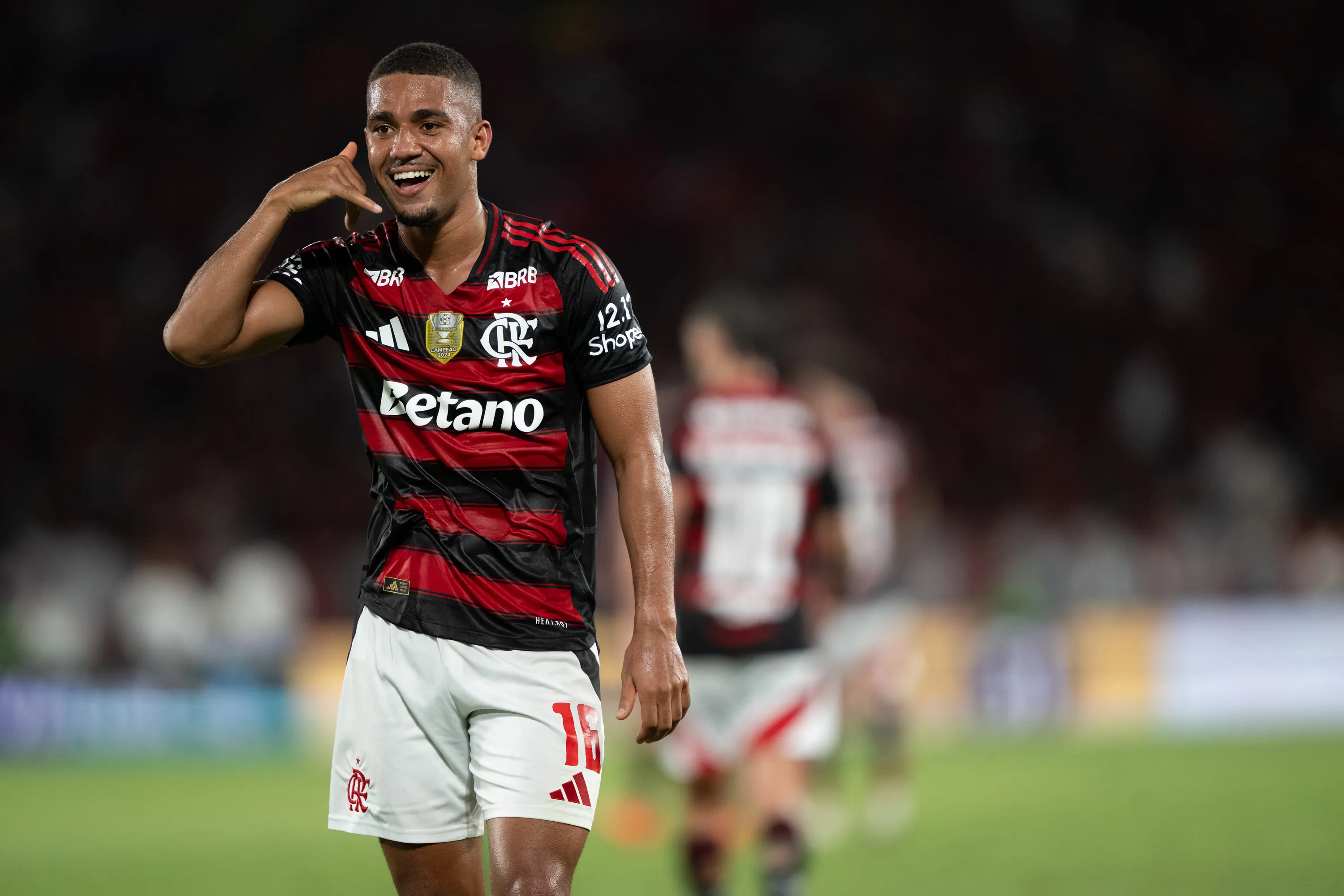 Samuel Lino jogador do Flamengo comemora seu gol durante partida contra o Ceara no estadio Maracana pelo campeonato Brasileiro A 2025. Foto: Jorge Rodrigues/AGIF