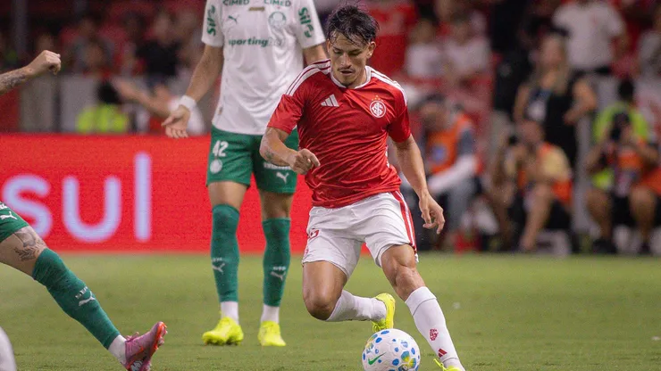 Bernabei, lateral do Internacional. Foto: Maxi Franzoi/AGIF