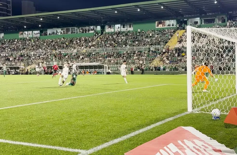 Possível pênalti não marcado para a Chapecoense contra o Corinthians. Foto: Chapecoense/Divulgação