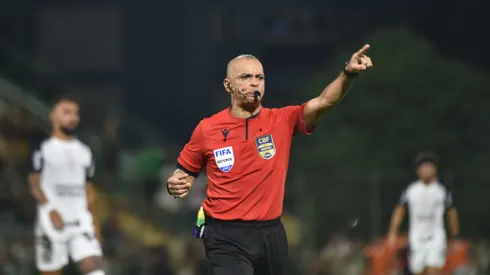 O arbitro Wilton Pereira Sampaio durante partida entre Chapecoense e Corinthians no estadio Arena Conda pelo campeonato Brasileiro A 2026. Foto: Renato Padilha/AGIF
