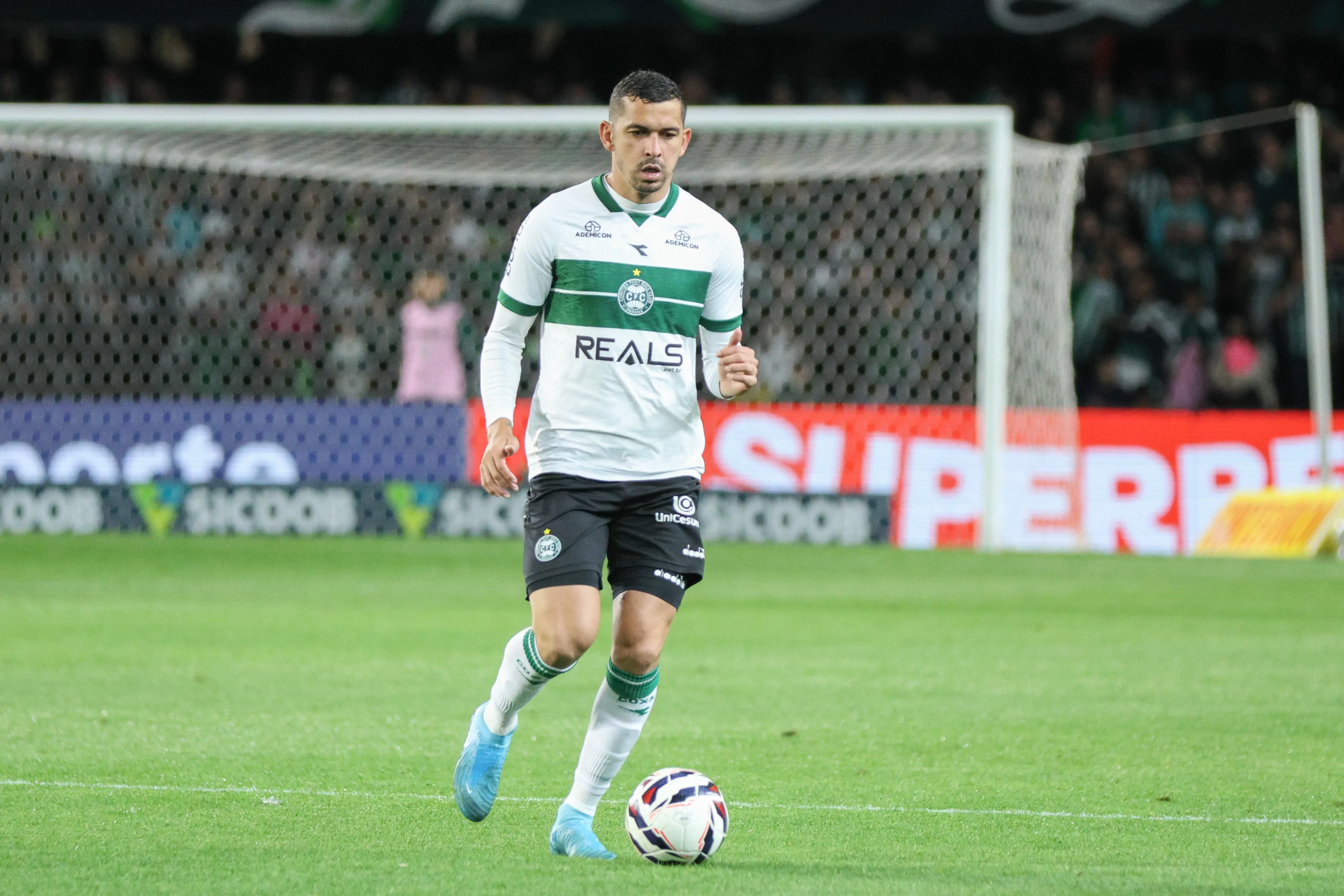 Bruno Melo durante partida contra o CRB na Série B de 2025. Foto: Robson Mafra/AGIF