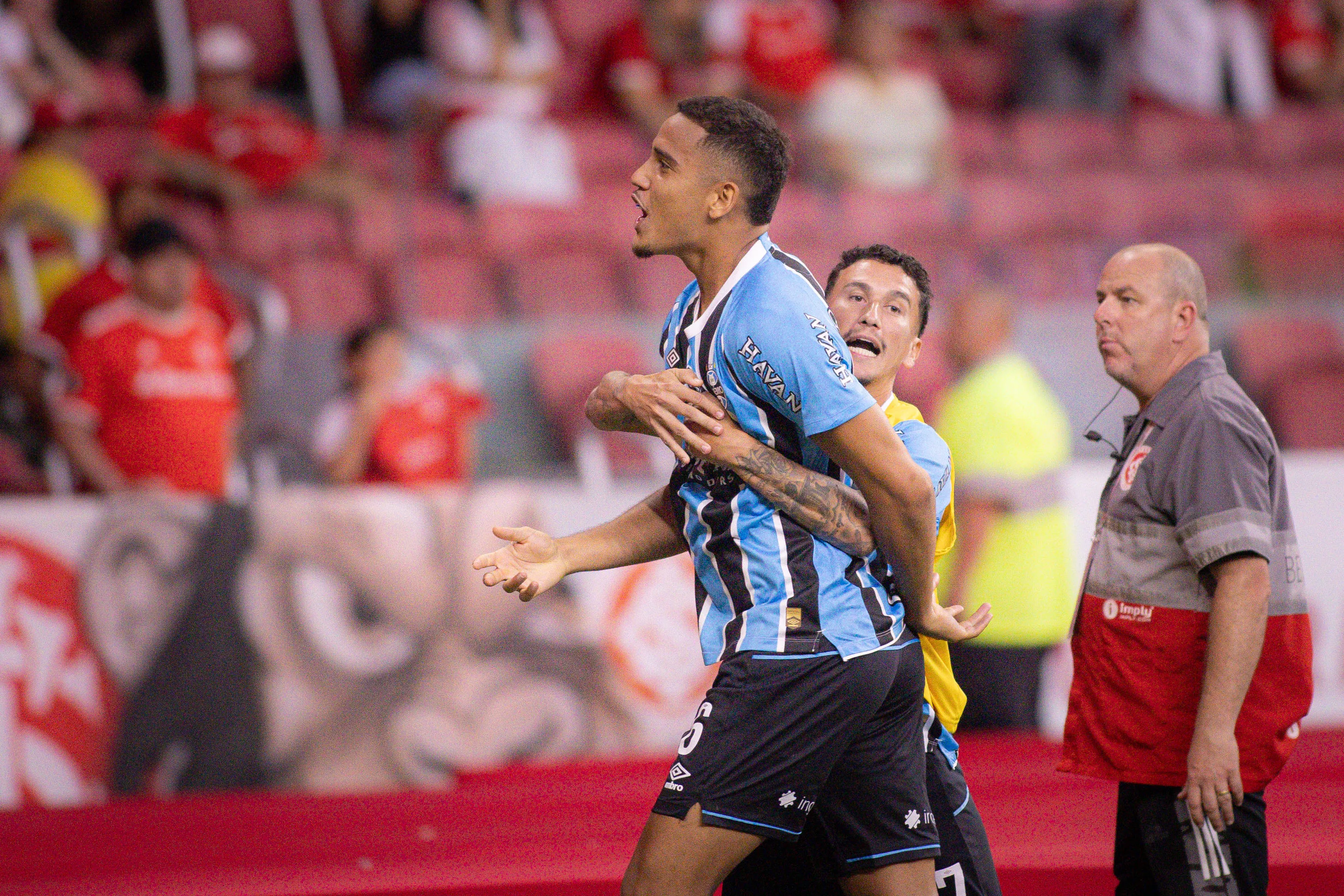 Gustavo Martins jogador do Internacional comemora seu gol durante partida contra o Gremio no estadio Beira-Rio pelo campeonato Gaucho 2026. Foto: Maxi Franzoi/AGIF