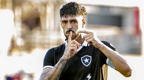Alexander Barboza jogador do Botafogo comemora seu gol durante partida contra o Bragantino no estadio Cicero De Souza Marques pelo campeonato Brasileiro A 2026. Foto: Anderson Romao/AGIF