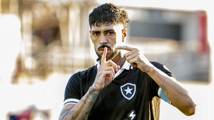 Alexander Barboza jogador do Botafogo comemora seu gol durante partida contra o Bragantino no estadio Cicero De Souza Marques pelo campeonato Brasileiro A 2026. Foto: Anderson Romao/AGIF