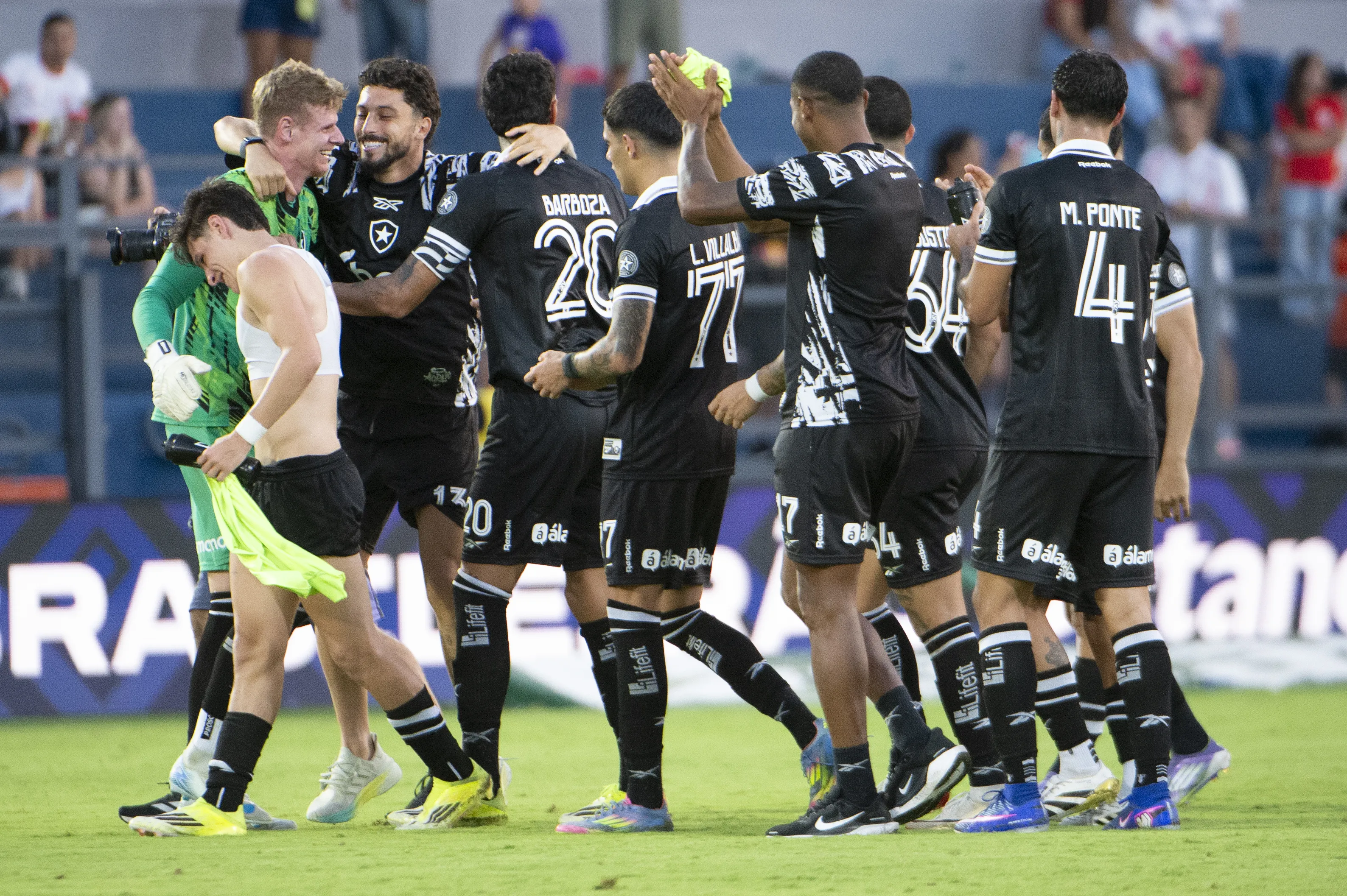 S- BRASILEIRO A 2026, BRAGANTINO X BOTAFOGO – Jogadores do Botafogo comemoram vitoria ao final da partida contra o Bragantino no estadio Cicero De Souza Marques pelo campeonato Brasileiro A 2026. Foto: Anderson Romao/AGIF