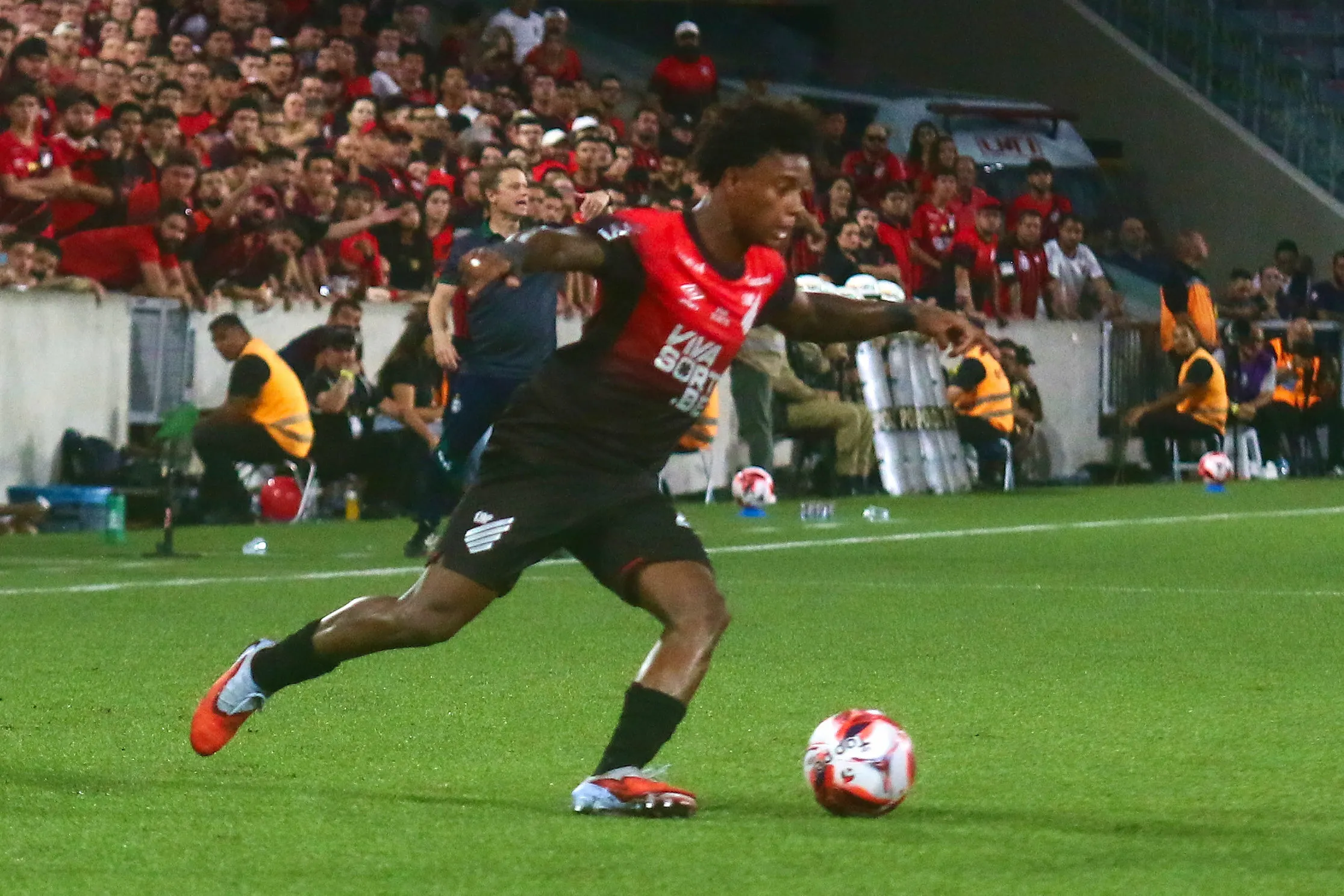 Bruninho jogador do Athletico-PR durante partida contra o Coritiba no estadio Arena da Baixada pelo campeonato Paraense 2026. Foto: Gabriel Machado/AGIF