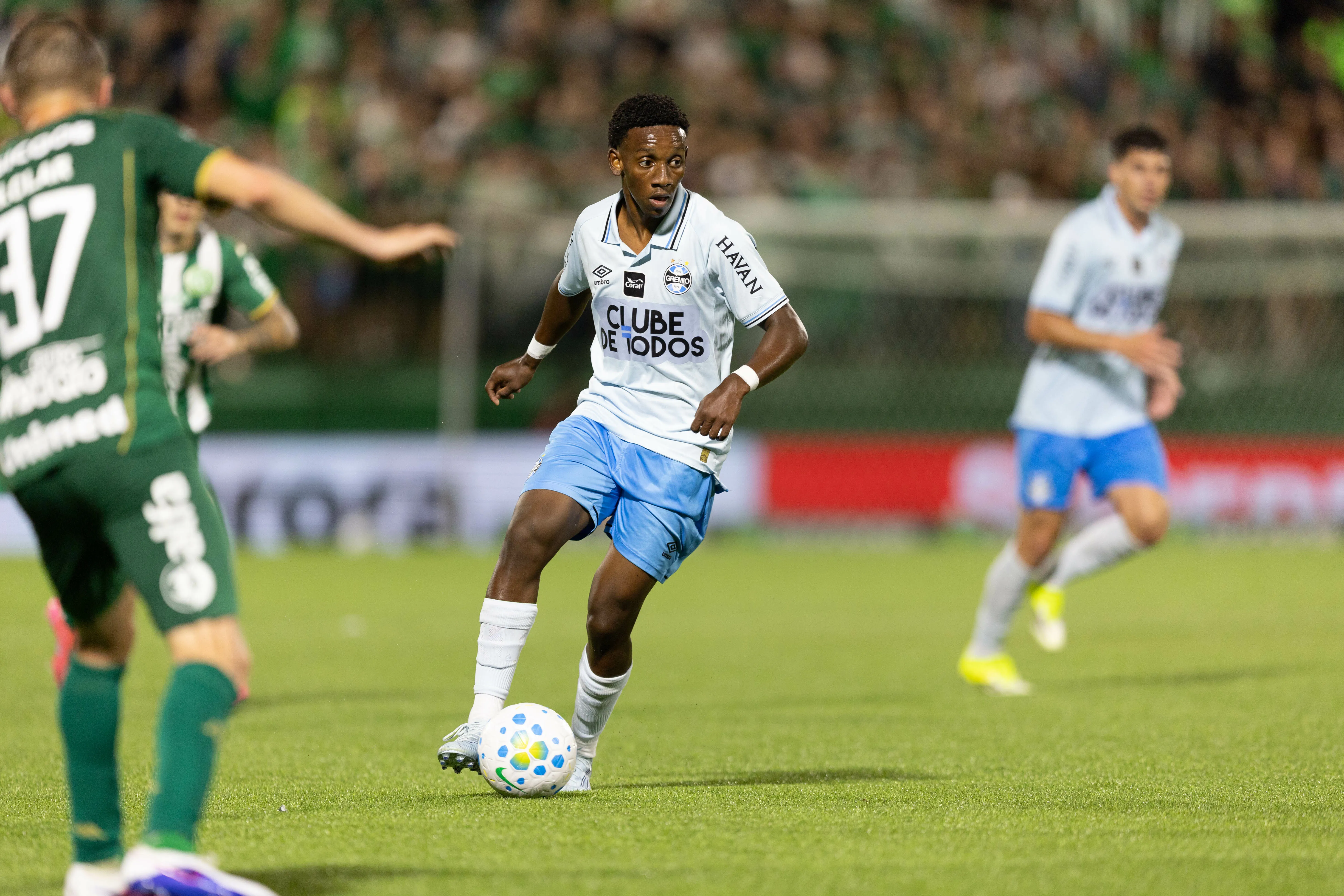 Gabriel Mec vem ganhando oportunidades no Grêmio. Foto: Liamara Polli/AGIF