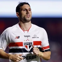 Calleri luta, mas não consegue finalizar em São Paulo x Palmeiras