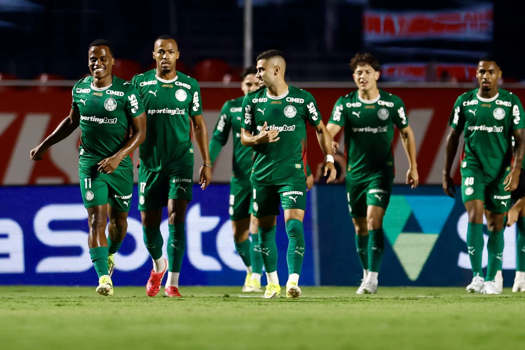 Arias jogador do Palmeiras comemora seu gol com jogadores do seu time durante partida contra o Sao Paulo no estadio Morumbi pelo campeonato Brasileiro A 2026. Foto: Marcello Zambrana/AGIF