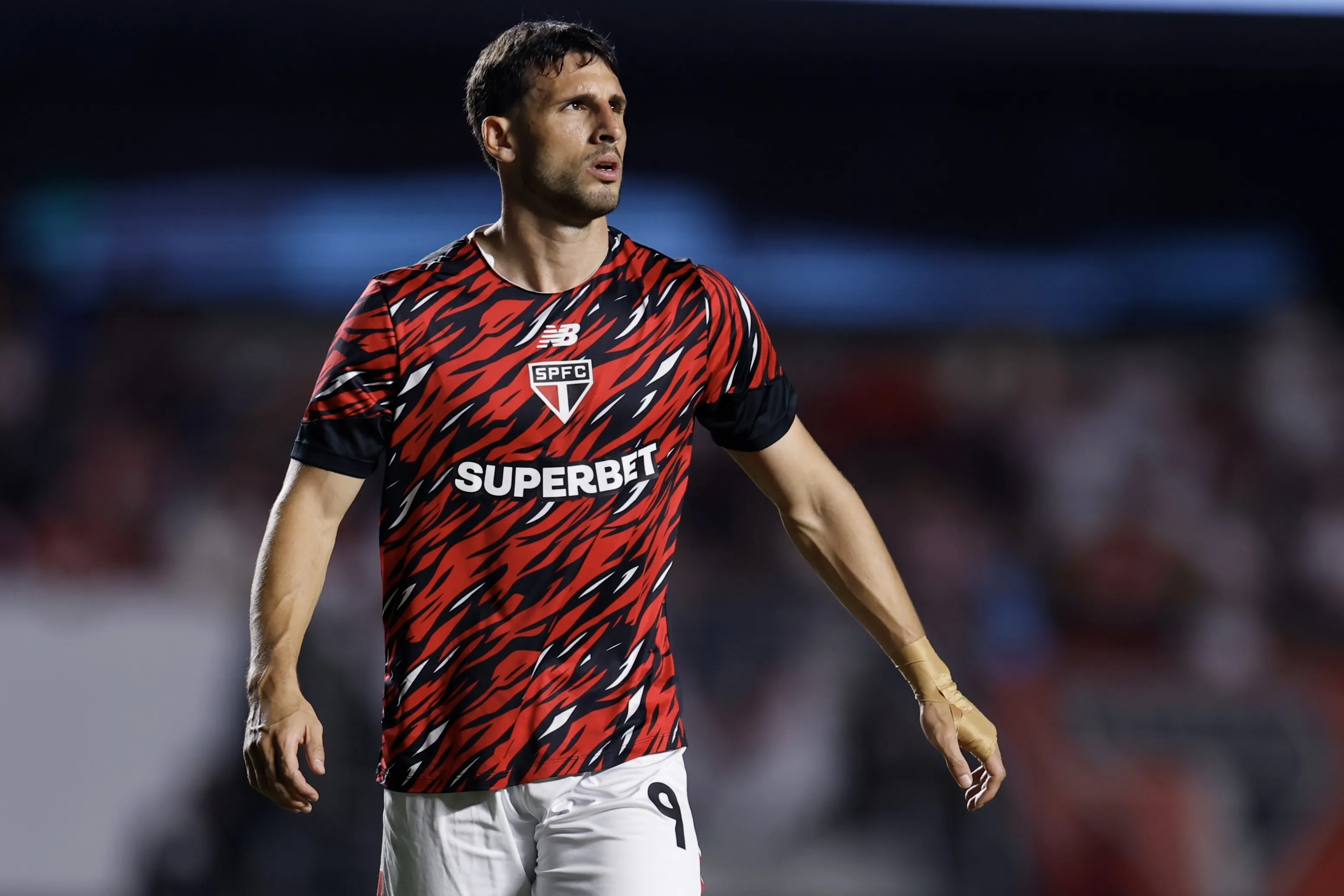 Calleri jogador do Sao Paulo durante aquecimento antes da partida contra o Palmeiras no estadio Morumbi pelo campeonato Brasileiro A 2026. Foto: Marcello Zambrana/AGIF