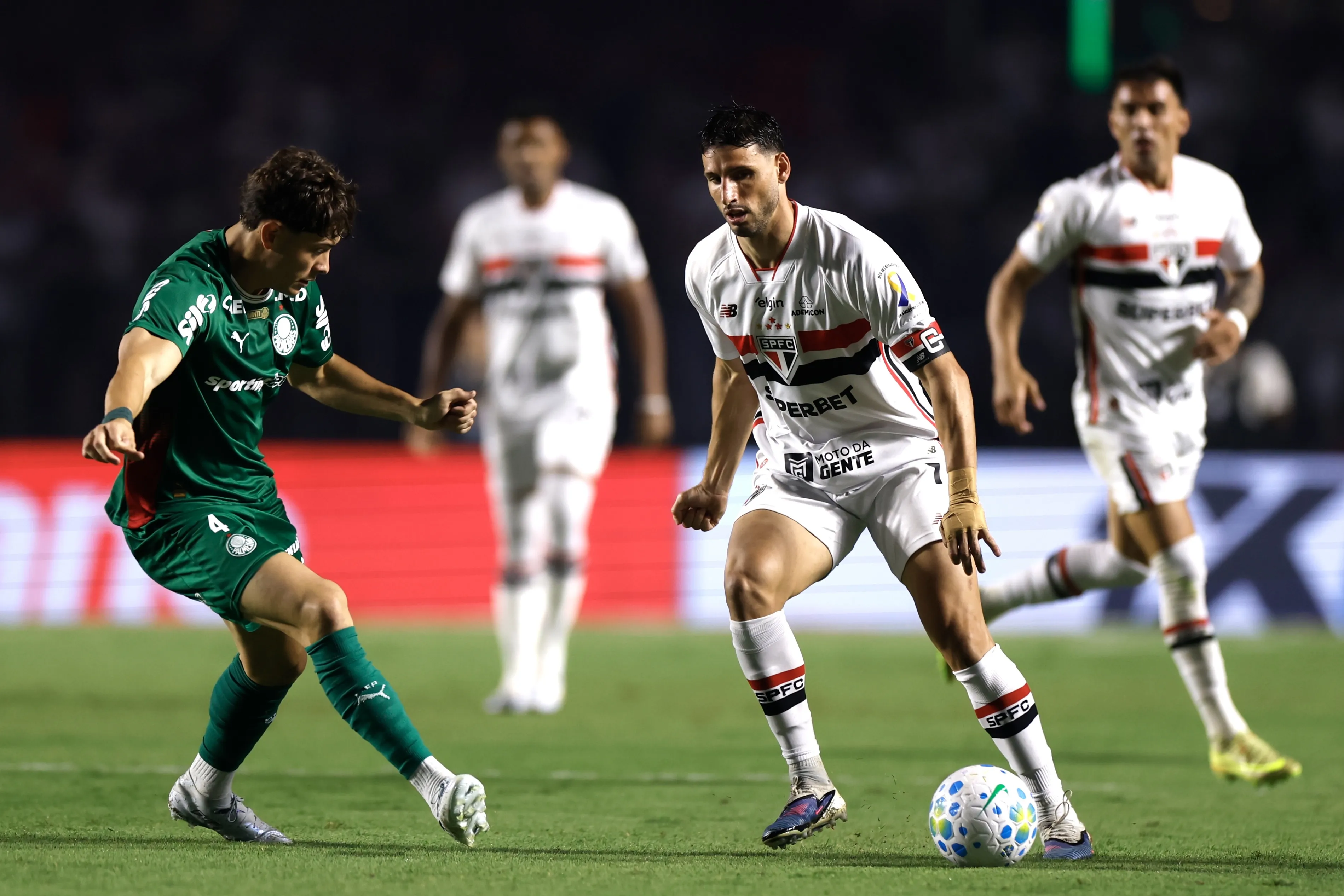 Calleri jogador do Sao Paulo disputa lance com Giay jogador do Palmeiras durante partida no estadio Morumbi pelo campeonato Brasileiro A 2026. Foto: Marcello Zambrana/AGIF