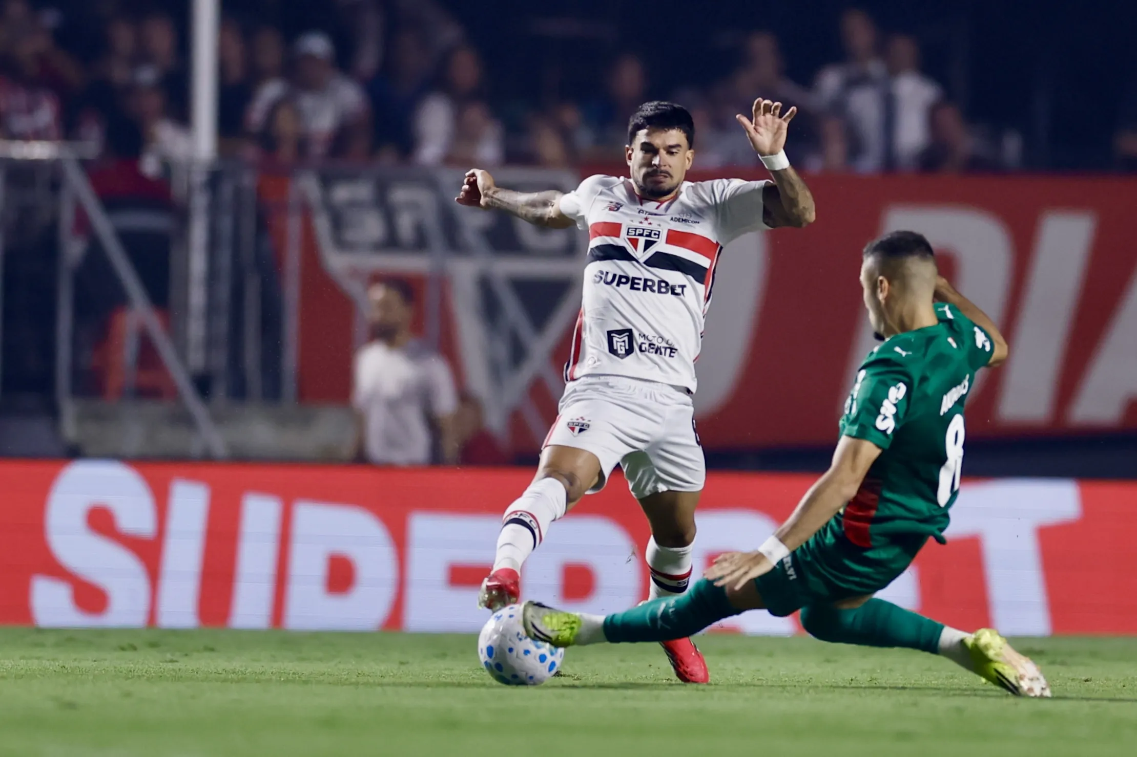 SP – SAO PAULO – 21/03/2026 – BRASILEIRO A 2026, SAO PAULO X PALMEIRAS – Cauly jogador do Sao Paulo disputa lance com Andreas Pereira jogador do Palmeiras durante partida no estadio Morumbi pelo campeonato Brasileiro A 2026. Foto: Marcello Zambrana/AGIF