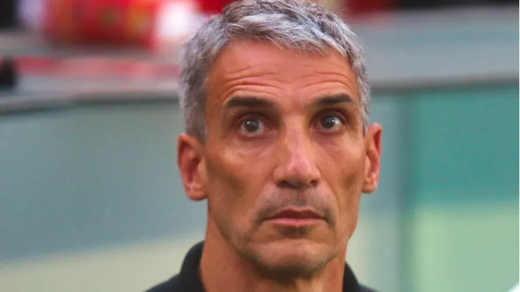Vojvoda durante partida entre Athletico e Santos no Brasileirão de 2026.