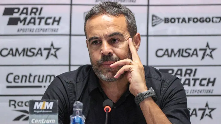 Artur Jorge durante confronto entre Athletico-PR x Botafogo no Brasileirão de 2024.