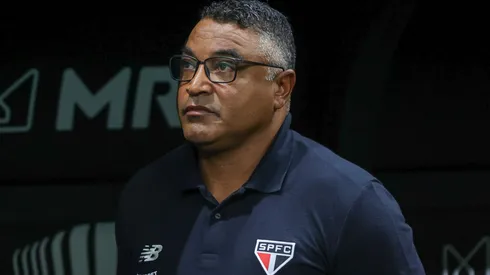 Roger Machado durante partida entre Atlético-MG e São Paulo no Brasileirão de 2026.