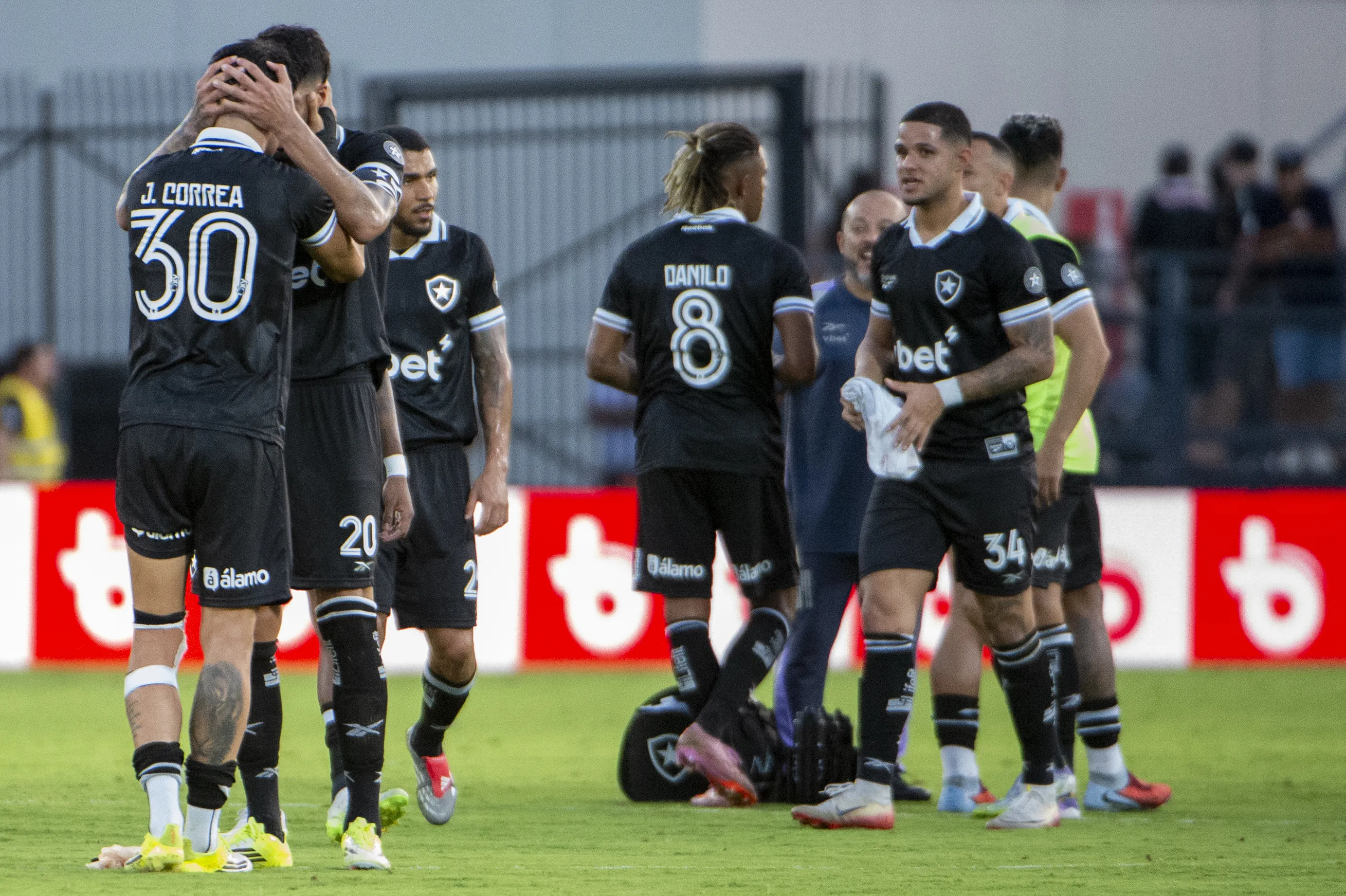 Jogadores do Botafogo comemoram vitoria ao final da partida contra o Bragantino no estadio Cicero De Souza Marques pelo campeonato Brasileiro A 2026. Foto: Anderson Romao/AGIF