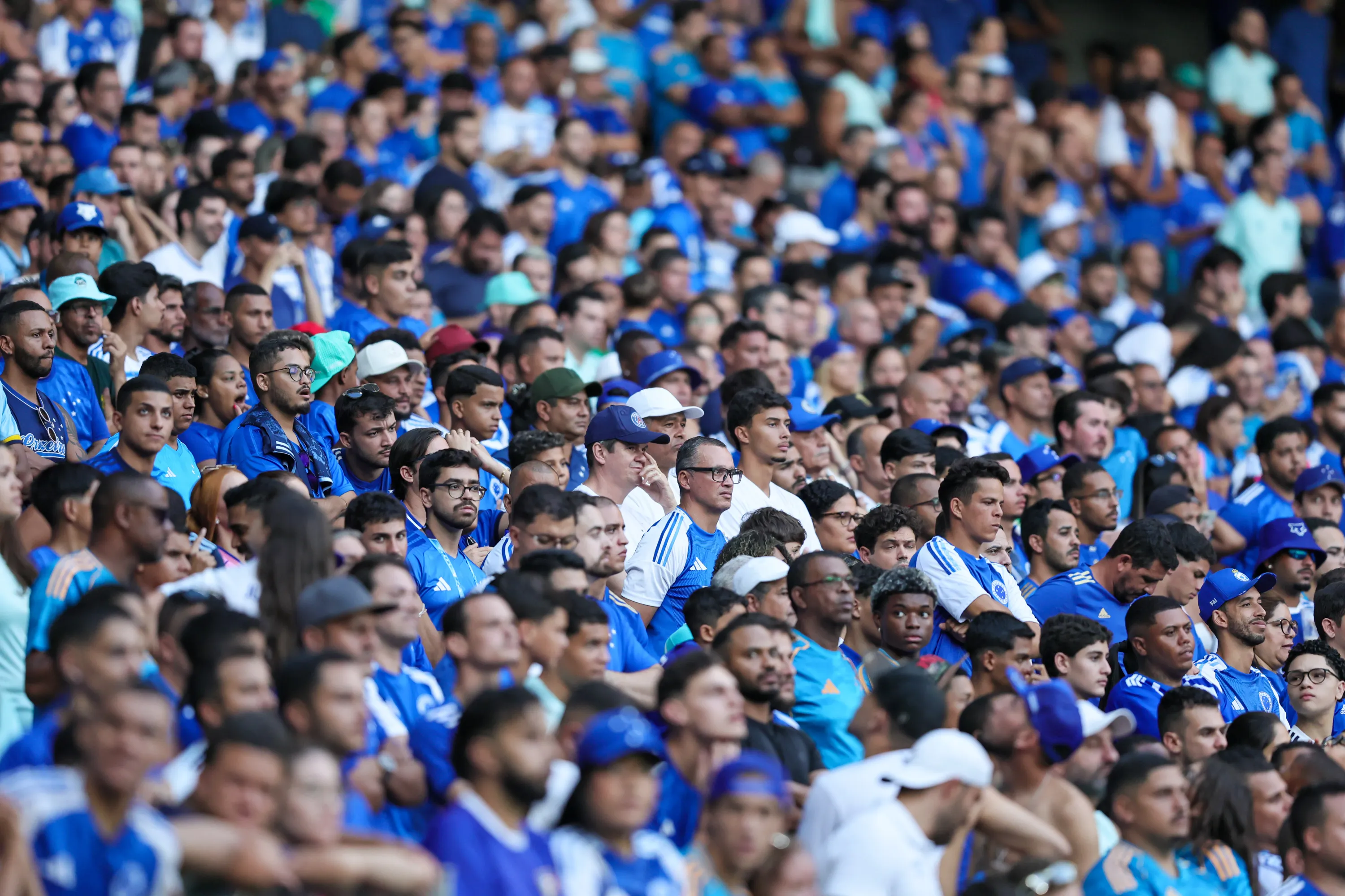 Torcida do Cruzeiro fica apreensiva e lamenta durante partida contra Santos no estadio Mineirao pelo campeonato Brasileiro A 2026. Foto: Gilson Lobo/AGIF