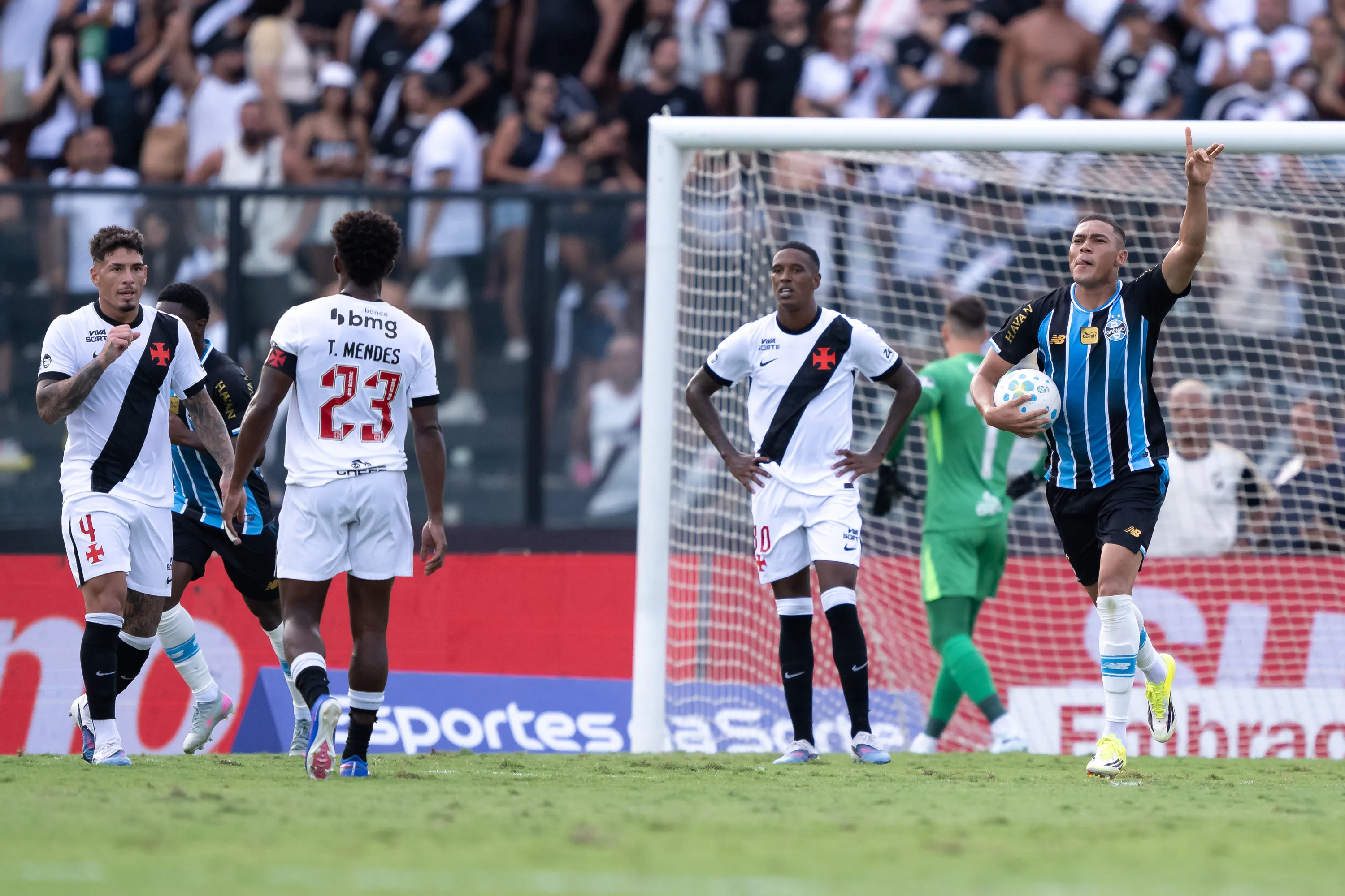 Carlos Vinicius jogador do Gremio comemora seu gol durante partida contra o Vasco no estadio Sao Januario pelo campeonato Brasileiro A 2026. Foto: Jorge Rodrigues/AGIF