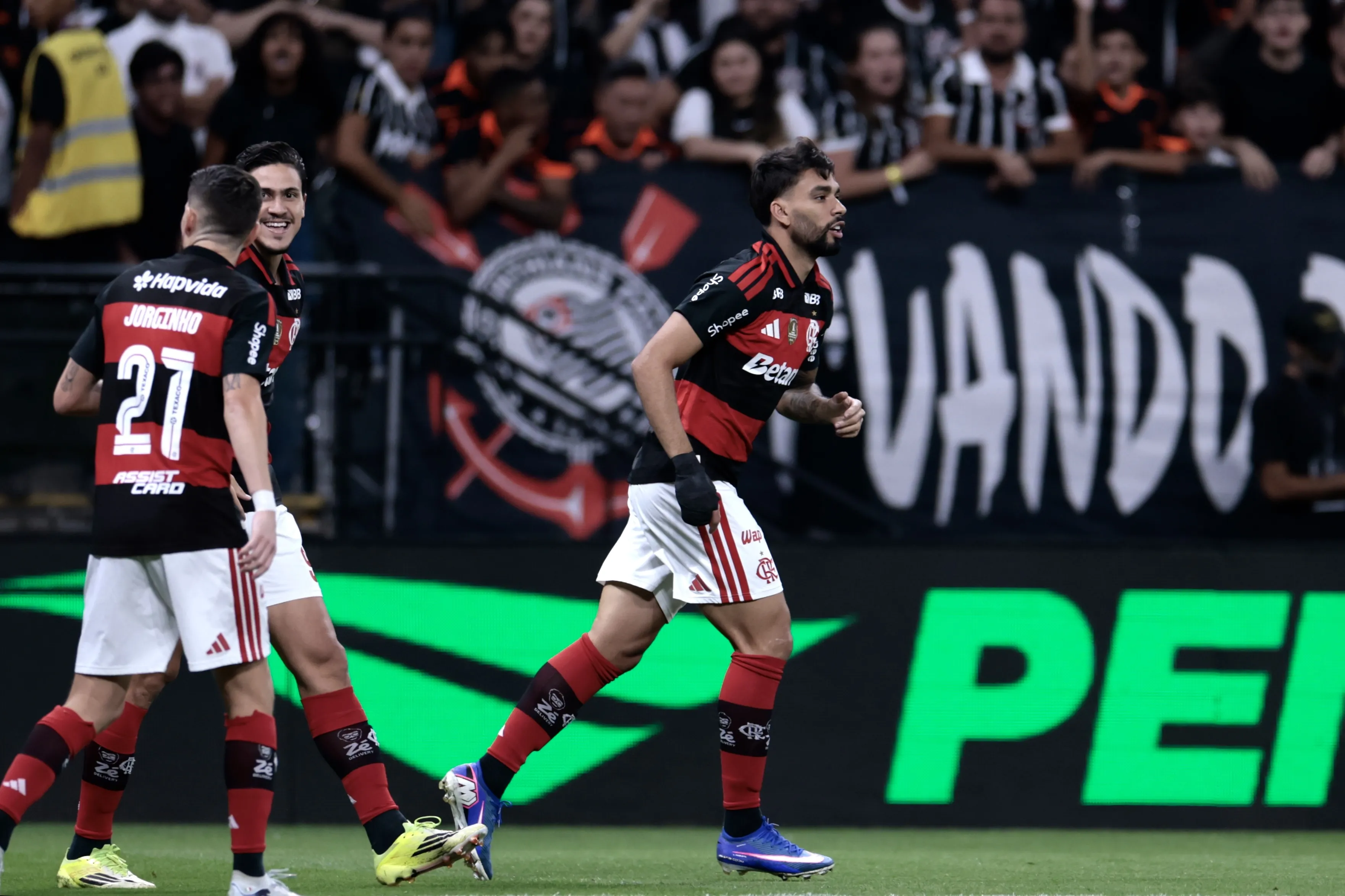 Lucas Paqueta jogador do Flamengo comemora seu gol durante partida contra o Corinthians no estadio Arena Corinthians pelo campeonato Brasileiro A 2026. Foto: Marcello Zambrana/AGIF