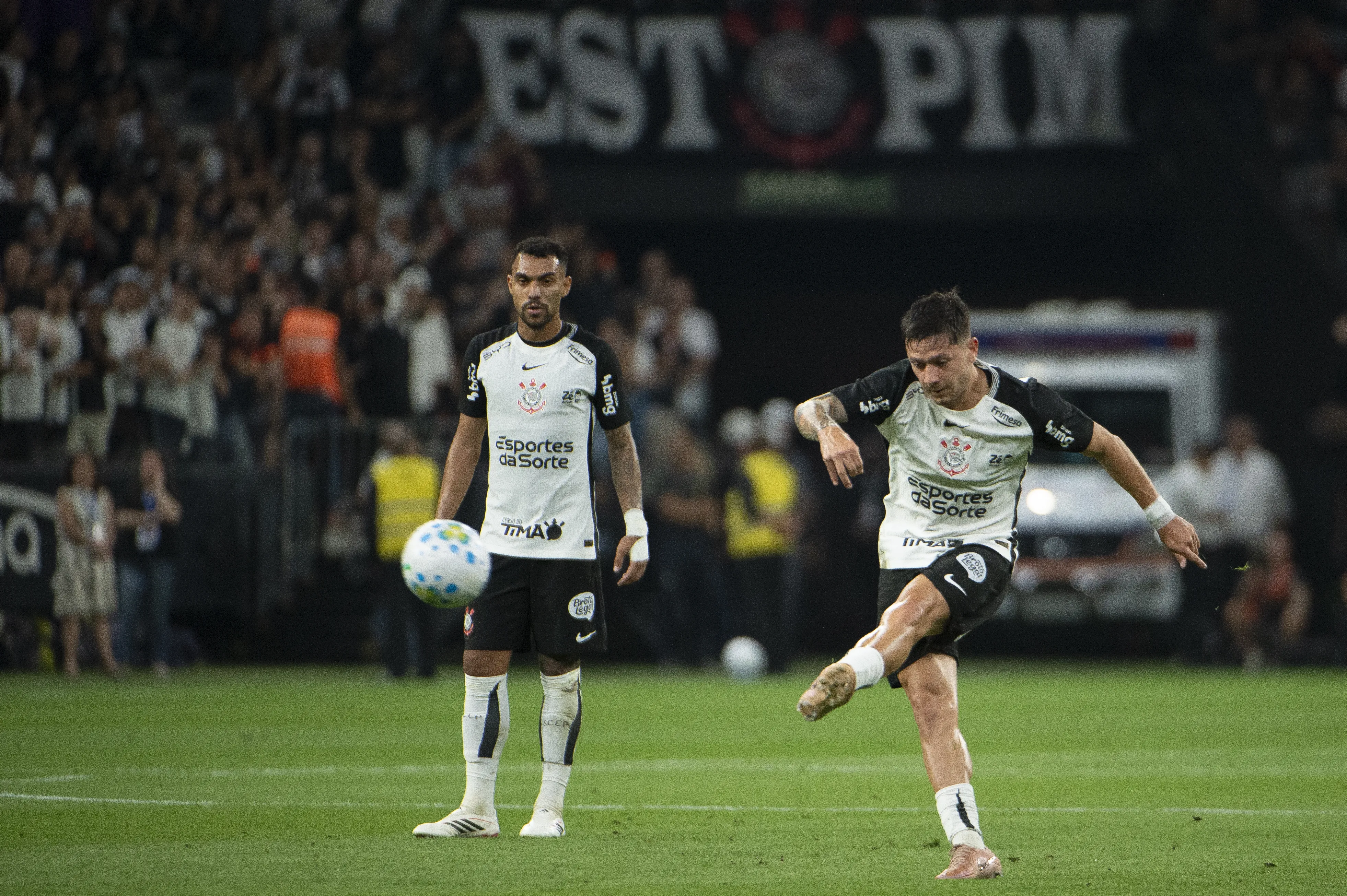 Jogador do Corinthians durante partida contra o Flamengo no estádio Arena Corinthians pelo campeonato Brasileiro A 2026. Foto: Anderson Romão/AGIF