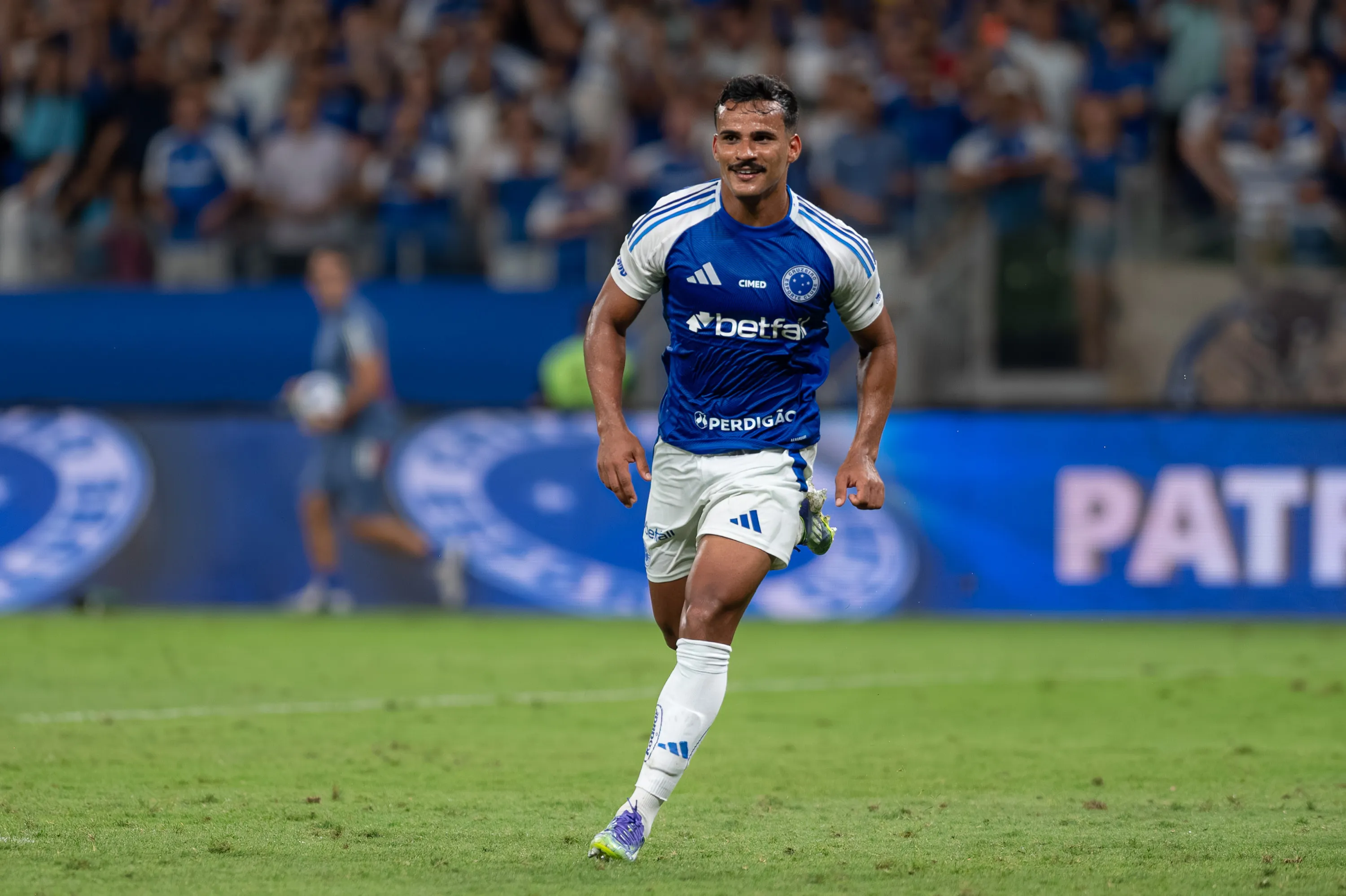 MG – BELO HORIZONTE – 21/09/2025 – BRASILEIRO A 2025, CRUZEIRO X BRAGANTINO – Kaiki Bruno jogador do Cruzeiro comemora seu gol durante partida contra o Bragantino no estadio Mineirao pelo campeonato Brasileiro A 2025. Foto: Alessandra Torres/AGIF