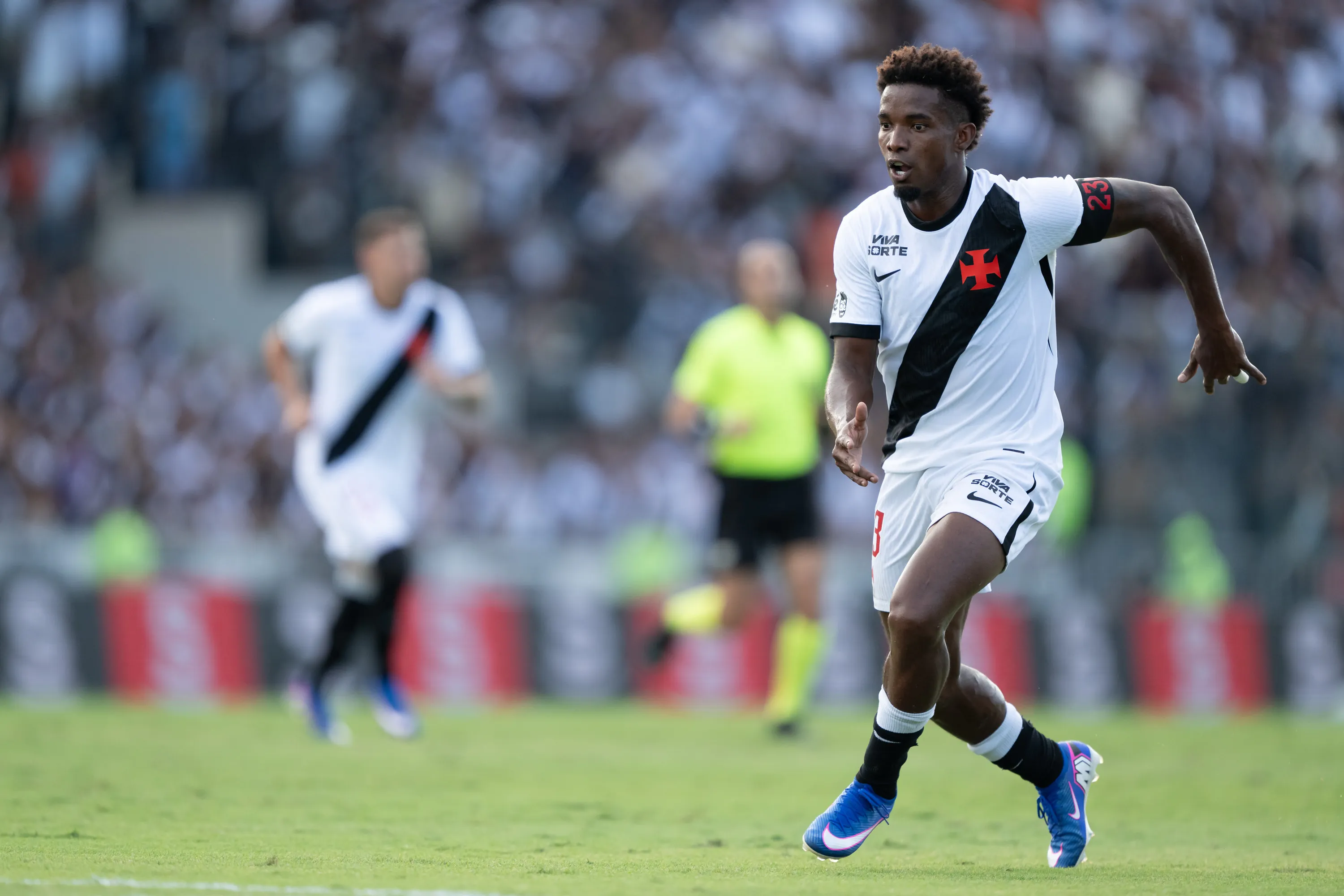 RJ – RIO DE JANEIRO – 22/03/2026 – BRASILEIRO A 2026, VASCO X GREMIO – Thiago Mendes jogador do Vasco durante partida contra o Gremio no estadio Sao Januario pelo campeonato Brasileiro A 2026. Foto: Jorge Rodrigues/AGIF