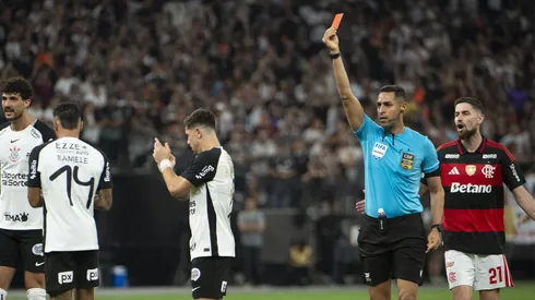 Evertton jogador do Flamengo recebe cartão vermelho do árbitro durante partida contra o Corinthians no estádio Arena Corinthians pelo campeonato Brasileiro A 2026. Foto: Anderson Romão/AGIF