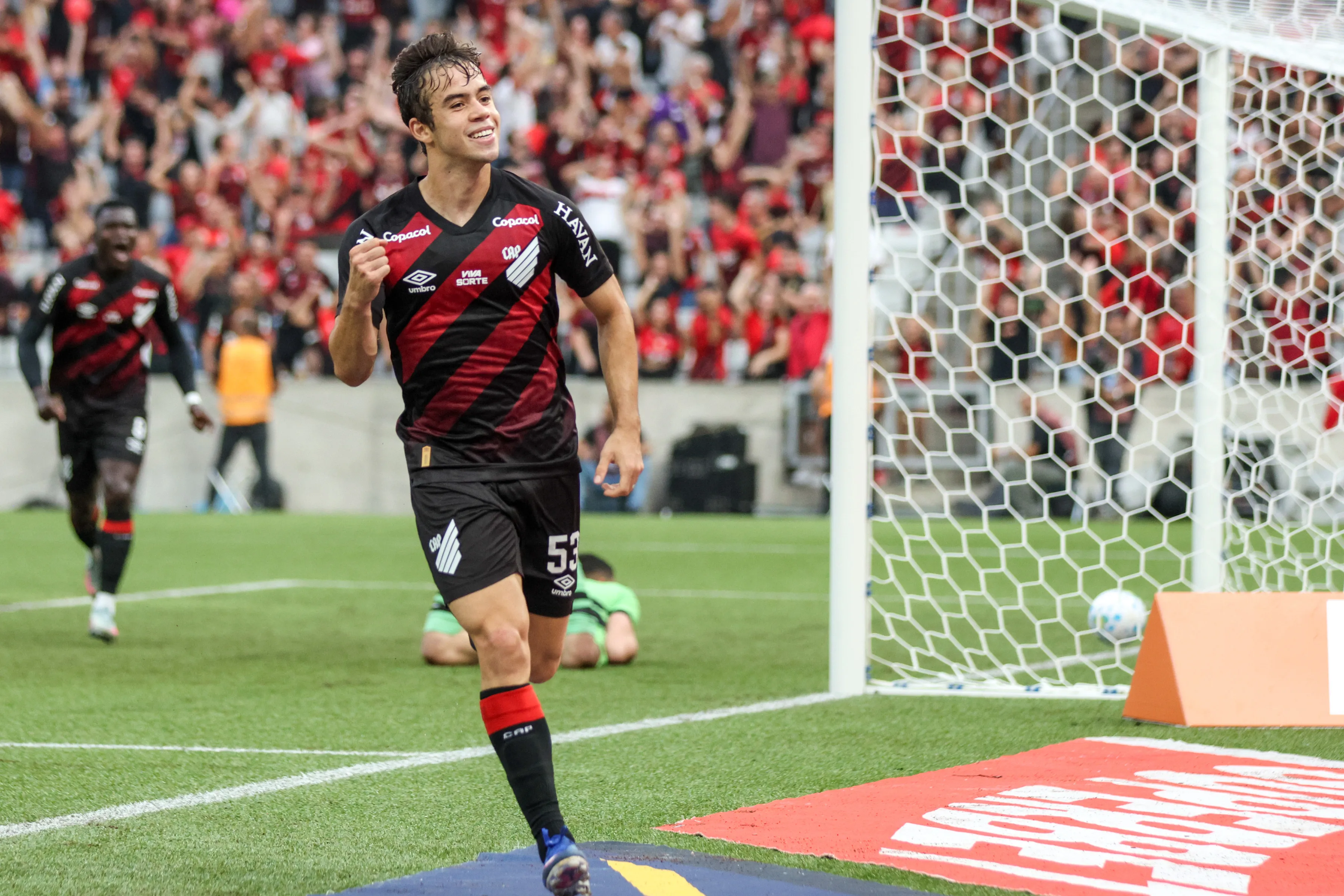PR – CURITIBA – 22/03/2026 – BRASILEIRO A 2026, ATHLETICO-PR X CORITIBA – Dudu jogador do Athletico-PR comemora seu gol durante partida contra o Coritiba no estadio Arena da Baixada pelo campeonato Brasileiro A 2026. Foto: Robson Mafra/AGIF