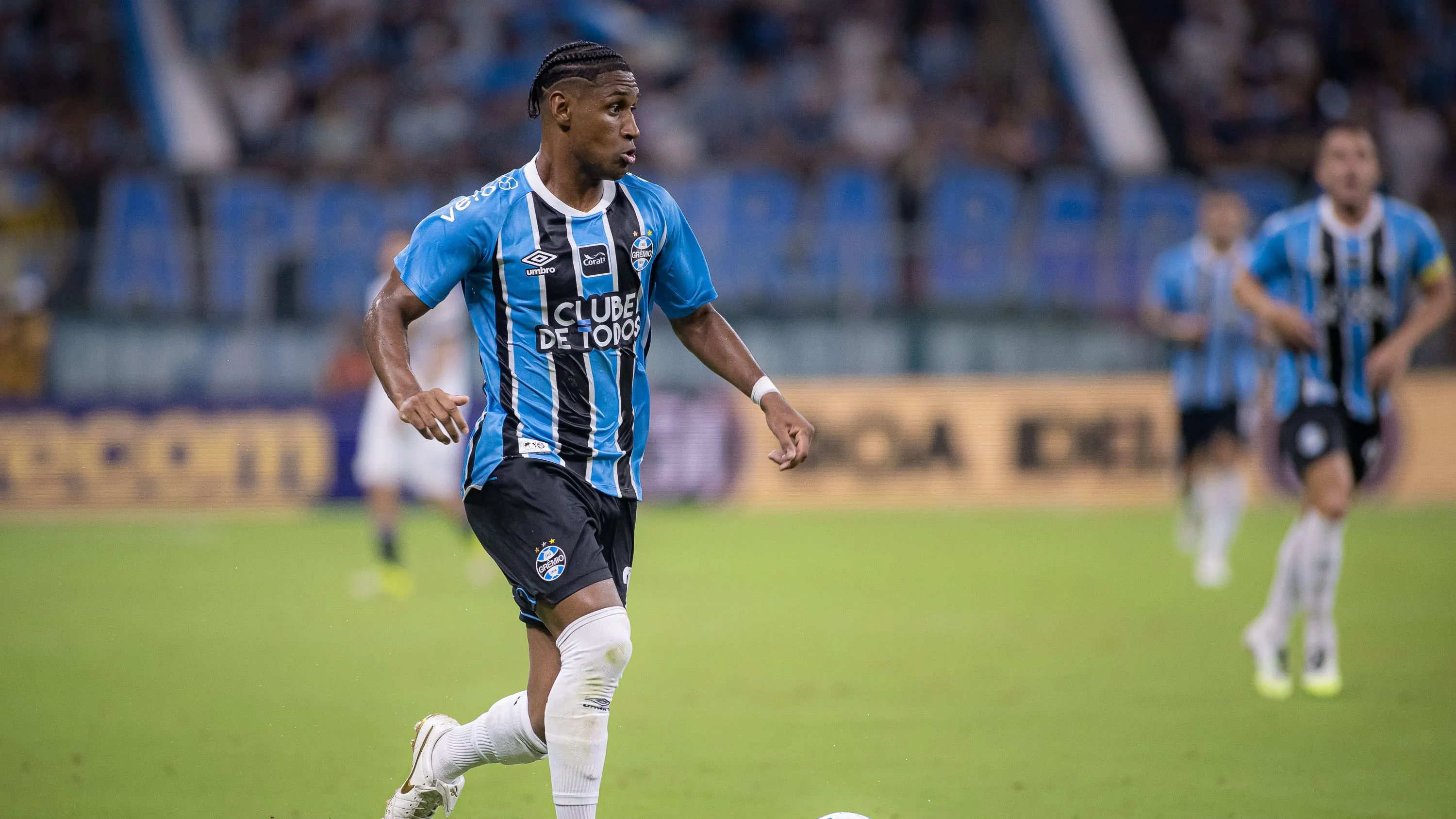 Tetê durante partida pelo Grêmio. Foto: Maxi Franzoi/AGIF