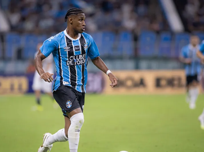 Torcida do Grêmio cobra melhora de Tetê