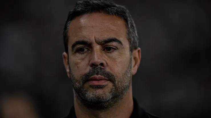 Artur Jorge durante partida entre Botafogo e Palmeiras no Brasileirão de 2024.