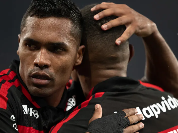 Flamengo confirma lesão de Alex Sandro