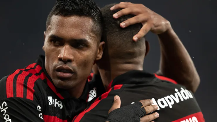 Samuel Lino jogador do Flamengo comemora seu gol com Alex Sandro jogador da sua equipe durante partida contra o Remo no estádio Maracanã pelo campeonato Brasileiro A 2026. Foto: Jorge Rodrigues/AGIF