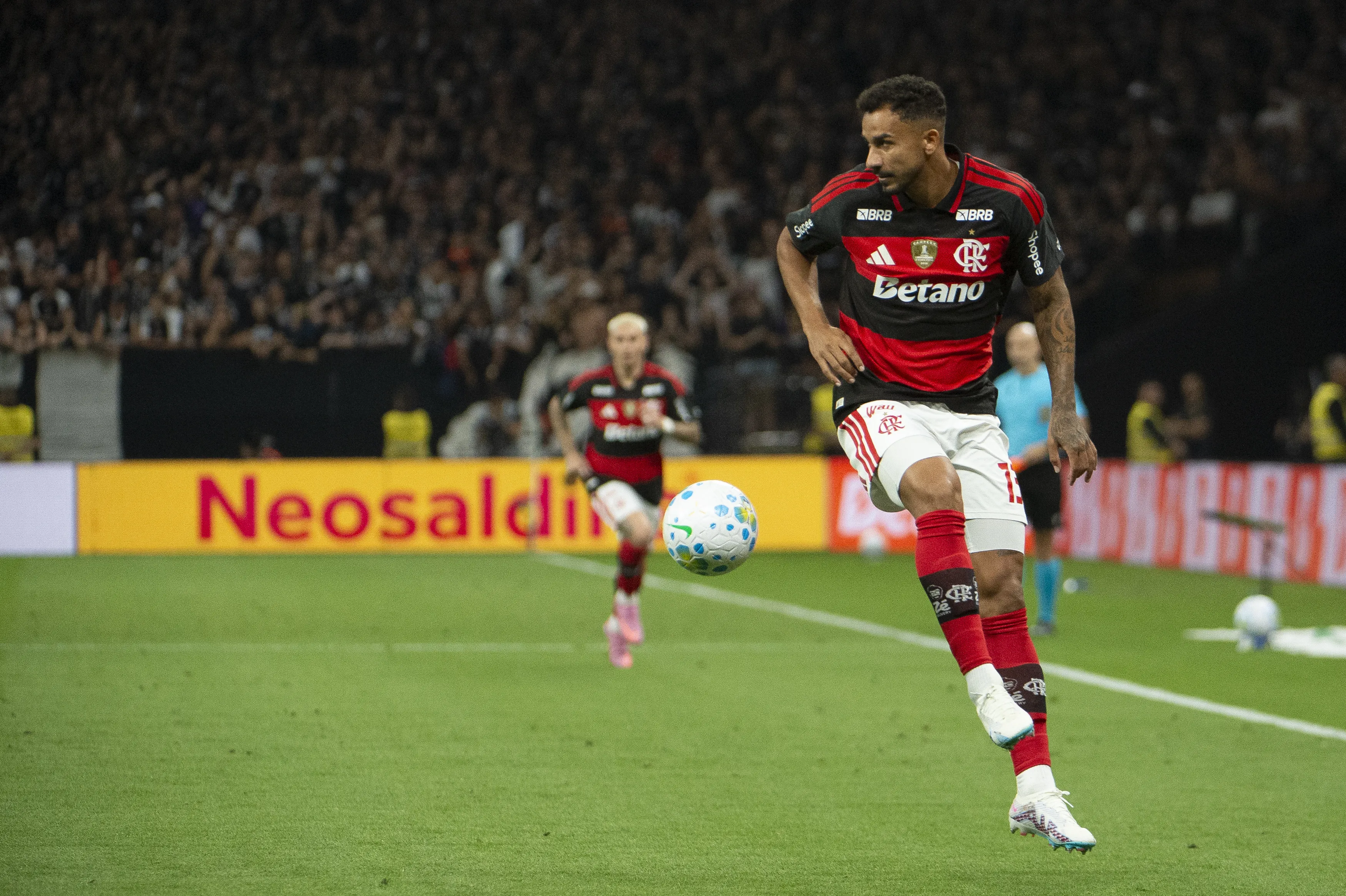 Danilo em campo pelo Flamengo contra o Corinthians. Foto: Anderson Romão/AGIF