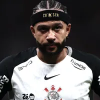 Memphis Depay sente lesão e se irrita no Corinthians