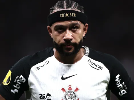 Memphis Depay sente lesão e se irrita no Corinthians