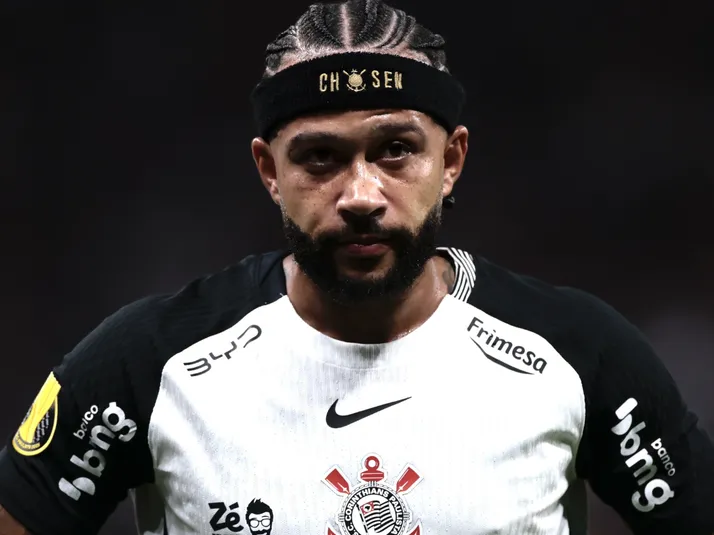 Memphis Depay sente lesão e se irrita no Corinthians